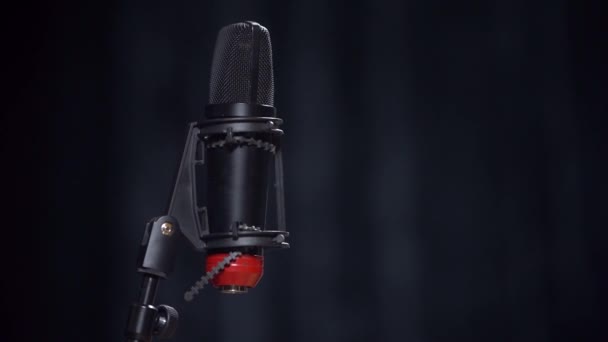 Black Microphone Black Background Shooting Side Average Plan Recording Studio — Stock Video