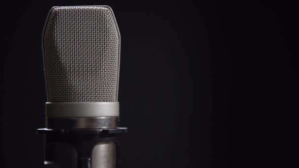 Micrófono Gris Sobre Fondo Negro Cerca Estudio Grabación Karaoke Concierto — Vídeo de stock