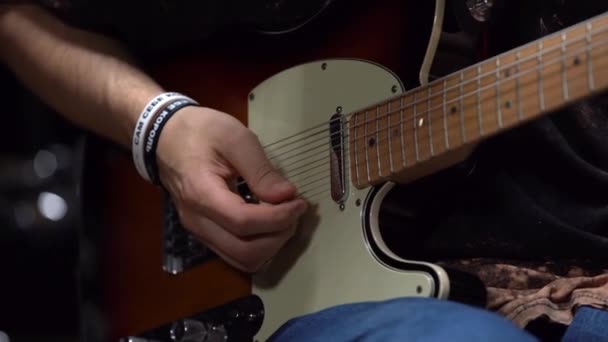 Homem Toca Guitarra Elétrica Com Mediador Tradução Texto Russo Sobre — Vídeo de Stock