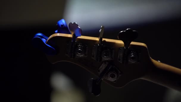 Крупный План Гитарная Шея Бас Гитара Металлическими Колышками Стрельба Спины — стоковое видео