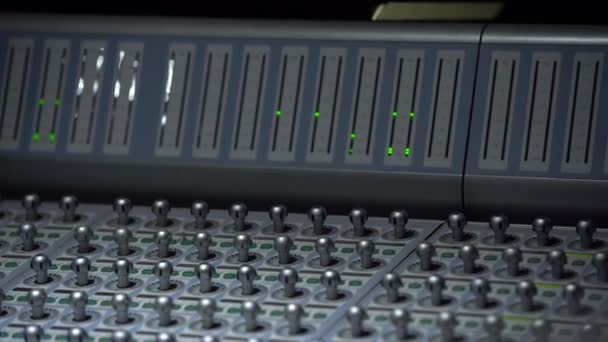 录音室 专业录音工作室 远程录音灰色拍摄特写 可见屏幕与绿灯 均衡器 — 图库视频影像