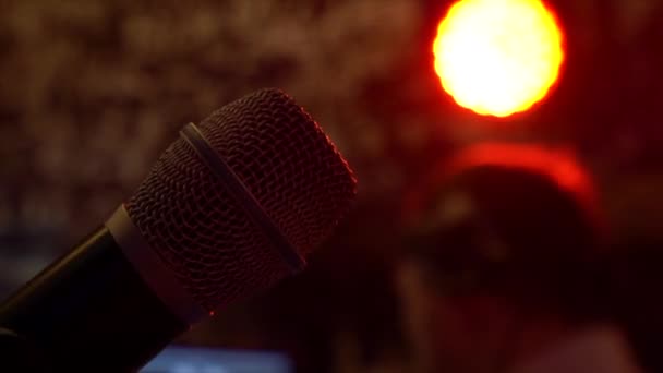 Mikrofon Vystřelen Zblízka Nočním Klubu Pozadí Můžete Vidět Sluchátkách Které — Stock video