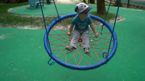 Uma Criança Pequena Rapaz Calças Cinzentas Uma Shirt Turquesa Boné — Vídeo de Stock