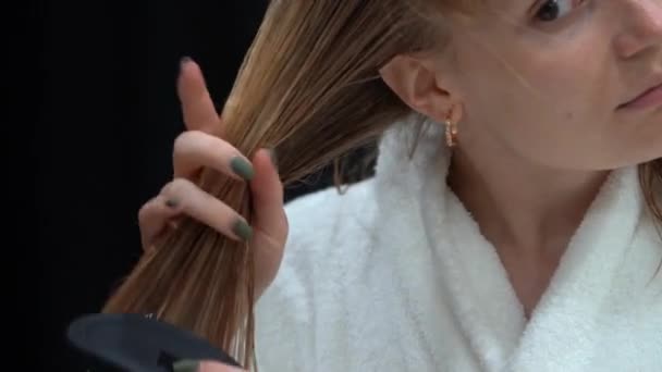 Una Donna Cappotto Bianco Aspetto Europeo Pettina Capelli Bagnati Con — Video Stock