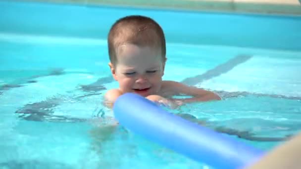 Niño Pequeño Niño Nadando Piscina Aire Libre Calle Hablando Jugando — Vídeo de stock