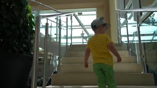 Petit Enfant Garçon Monte Seul Les Escaliers Marches Tirant Intérieur — Video