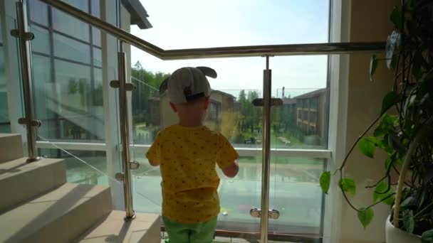 Niño Pequeño Niño Con Una Camiseta Amarilla Pantalones Vaqueros Color — Vídeo de stock