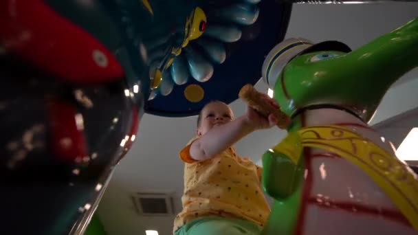 Sarı Tişörtlü Açık Yeşil Pantolonlu Küçük Bir Çocuk Bir Çocuk — Stok video
