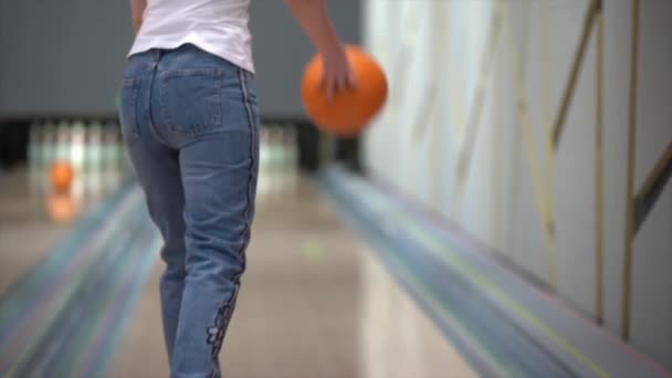 Kvinna Blå Jeans Och Vit Shirt Bowling Hon Kastar Orange — Stockvideo