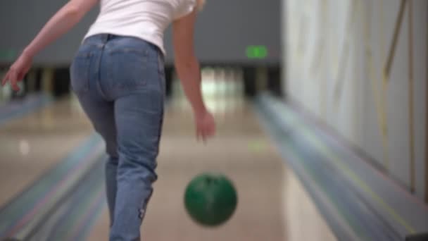 Uma Mulher Jeans Azul Uma Camiseta Branca Está Jogando Boliche — Vídeo de Stock