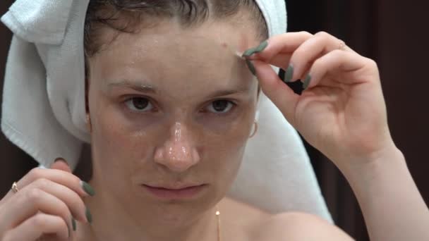 Europeisk Kvinna Som Står Spegeln Badhuset Med Vit Handduk Huvudet — Stockvideo