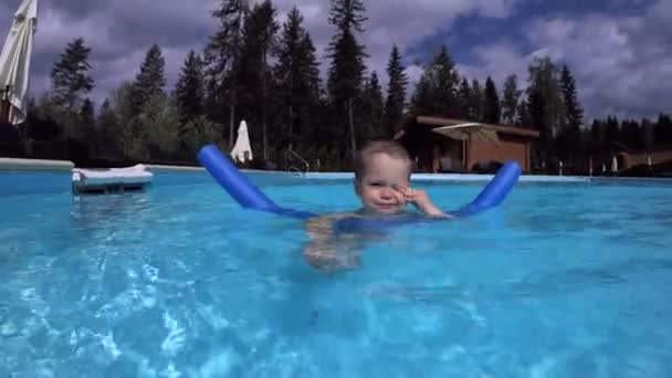 Niño Pequeño Niño Flota Palo Para Bañarse Disparando Sobre Agua — Vídeos de Stock