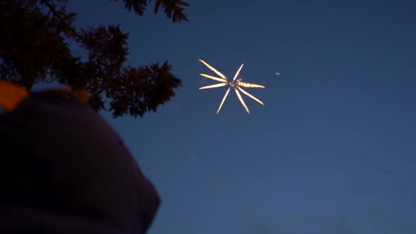 Niño Capó Mira Cielo Azul Cielo Nocturno Aparece Manadas Fuegos — Vídeo de stock