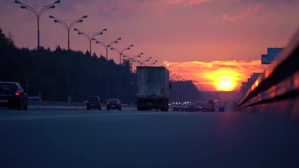 Закате Горизонте Виднеется Большой Солнечный Полукруг Плотное Движение Автомобилей Автомобили — стоковое видео