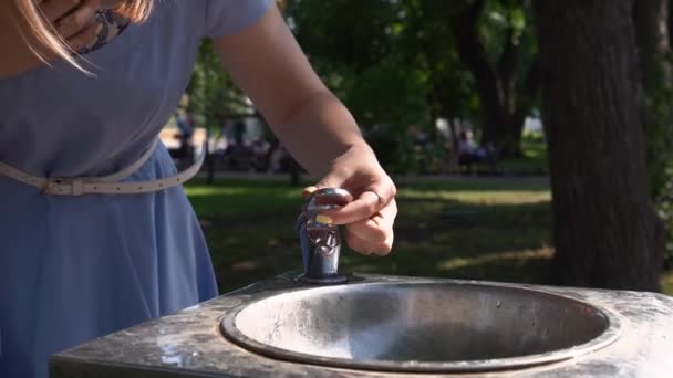 Une Jeune Femme Apparence Européenne Robe Bleue Essaie Boire Eau — Video