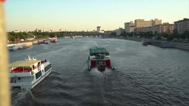 Drijvend Rivierboten Rivier Lopen Schieten Vanaf Brug Zomeravond Moskou Gorky — Stockvideo