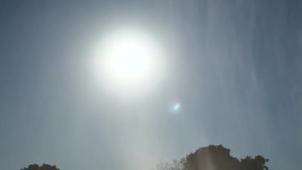 喷泉的溪流对着蔚蓝的晴朗的天空和太阳 飞溅在太阳的照射下 在炎热的一天凉爽 — 图库视频影像
