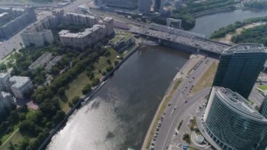 Moskova 'da hava fotoğrafçılığı: Moskova yakınlarındaki bölgede, kamera Moskova nehrinin üzerinden uçuyor ve güneşli bir yaz gününde otobana doğru ilerliyor.