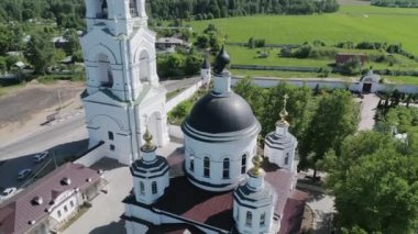 Ortodoks Kilisesi 'nin hava fotoğrafçılığı, kamera tapınak kompleksinin üzerinde uçuyor, güneşli bir yaz günü.