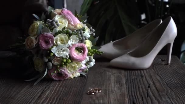 Sul Pavimento Legno Marrone Sono Bouquet Sposa Con Rose Bianche — Video Stock