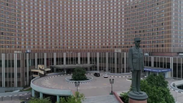 Flygfoto Byggnaden Cosmos Hotell Moskva Kameran Flyger Upp Till Byggnaden — Stockvideo