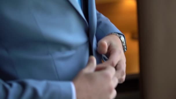 Les Mains Des Hommes Ajustent Bouton Veste Gros Plan — Video