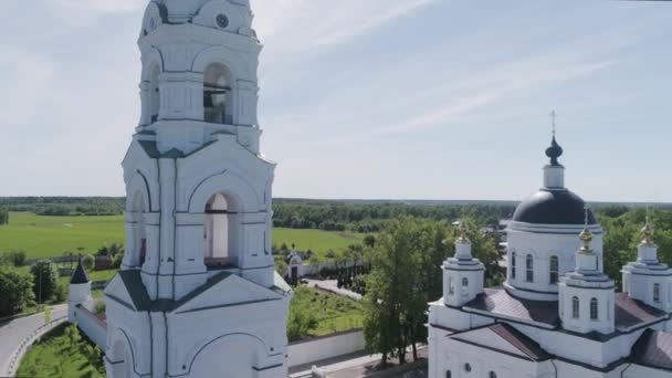 Luchtfotografie Van Orthodoxe Kerk Camera Stijgt Naast Witte Kapel Kerk Stockvideo's