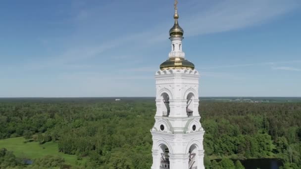 Fotografía Aérea Iglesia Ortodoxa Cámara Vuela Alrededor Torre Blanca Con — Vídeos de Stock