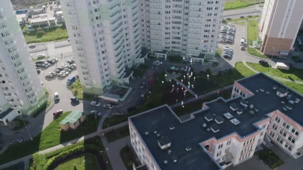 Muchos Globos Coloridos Están Volando Cielo Cerca Del Edificio Escuela — Vídeo de stock