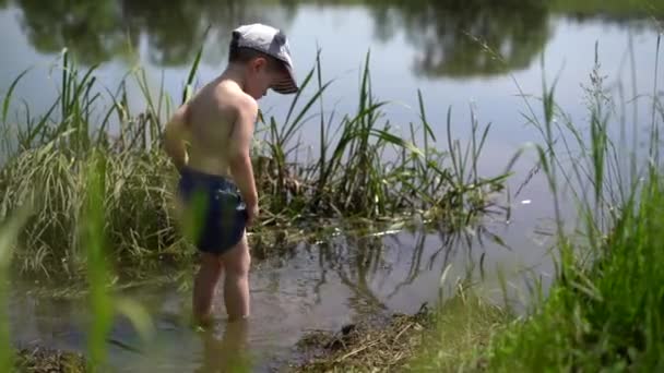 Bambino Europeo Vestito Pantaloncini Blu Berretto Alza Con Piedi Nel — Video Stock