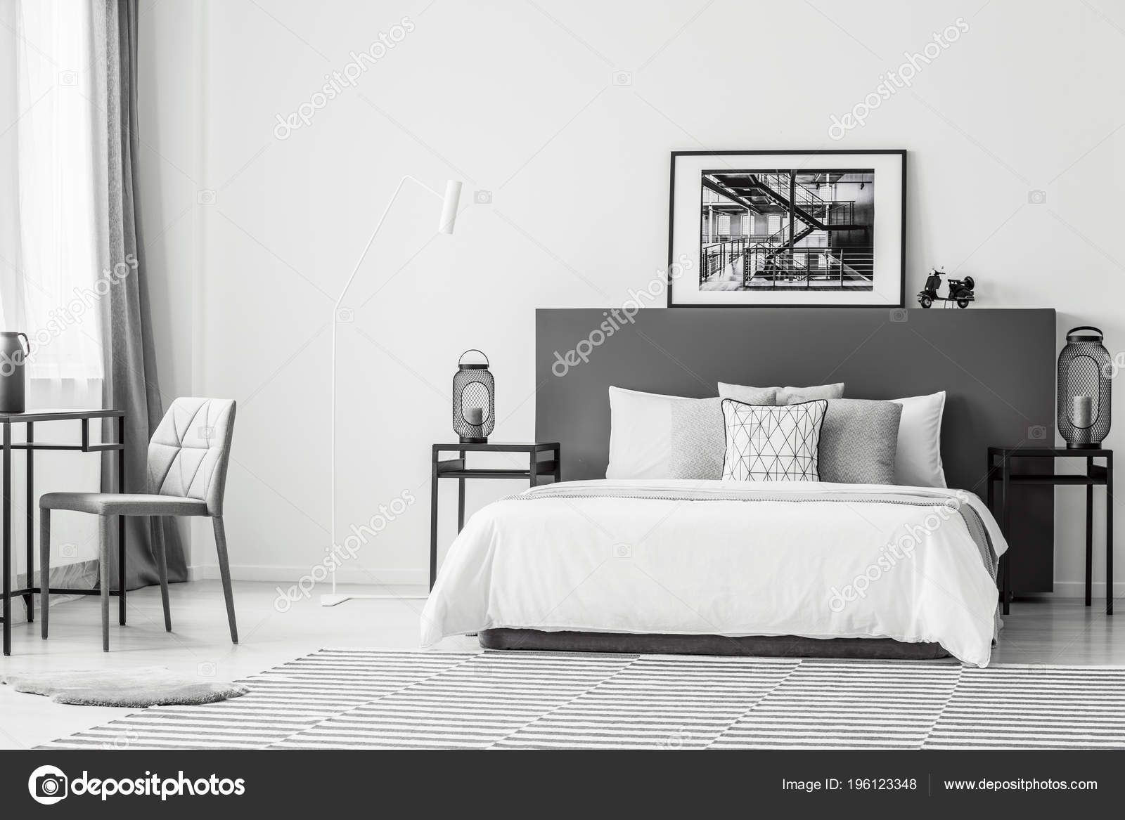 Chaise Grise Table Près Lit Blanc Intérieur Chambre Coucher ... Chaise Grise Table Près Lit Blanc Intérieur Chambre Coucher ...