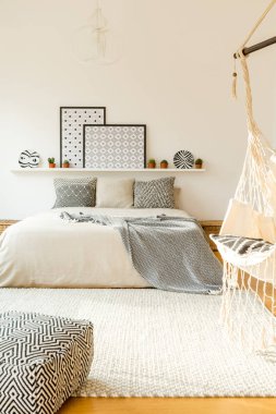 Desenli yastıkları yatakta beyaz duvara posterler SCANDI yatak odası iç raf ile