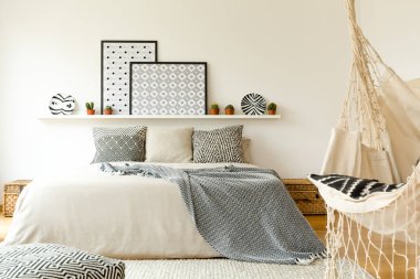 Hamak yatak yatak odası iç posterler ile beyaz duvara desenli battaniye ile yakın