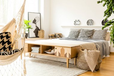 Rustik ahşap dolap yatak yatak odası iç posteri ile desenli yastıkları ile önünde