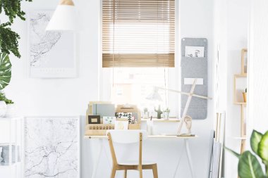 Ev ofis iç pencere ve haritalar ile beyaz lamba ile masada ahşap sandalye