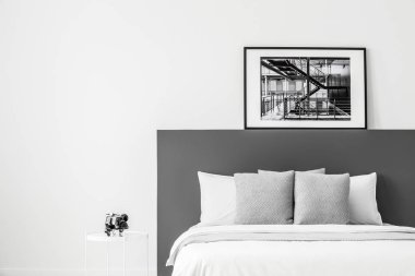Beyaz ile siyah yatak başı yatak aksine yatak odası iç poster ve kopya alanı ile