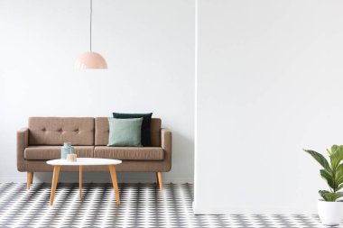 Yuvarlak masa altında pastel lamba en az oturma odası iç kahverengi kanepe önünde