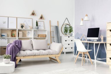 Zarif, beyaz genç odası iç ahşap, bej kanepe bilgisayar ile masada beyaz, plastik sandalye yanında ile