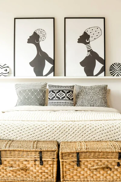 Front View Comfy Double Bed Wicker Boxes Posters African Women — Stock Photo, Image