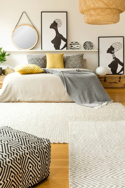 Sıcak Yatak Odası Posterler Ayna Ile Sarı Yastık Yatak Yakınındaki — Stok fotoğraf