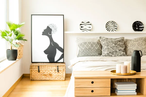 Kaarsen Houten Kast Gezellige Slaapkamer Interieur Met Poster Naast Bed — Stockfoto