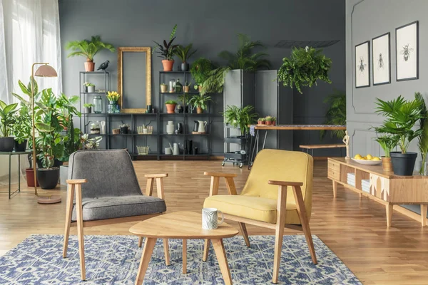 Deux Chaises Côté Une Table Sur Tapis Motifs Intérieur Salle — Photo