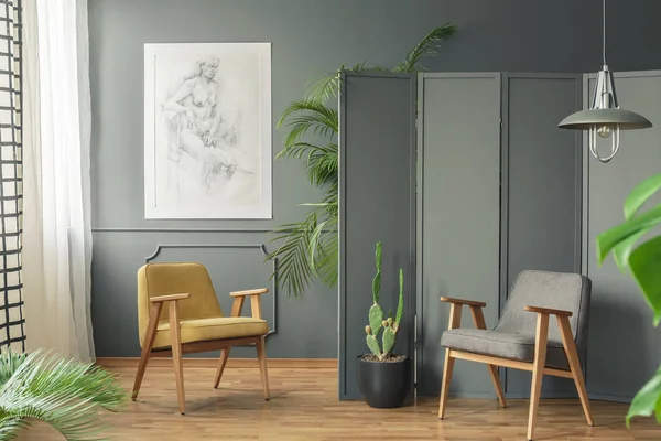 Dwa Krzesła Stojące Drewnianą Podłogę Szare Wnętrze Obok Ekranu Rośliny — Zdjęcie stockowe