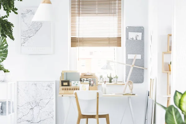 木制椅子在办公桌与白色灯在家庭办公室内部与窗口和地图 — 图库照片