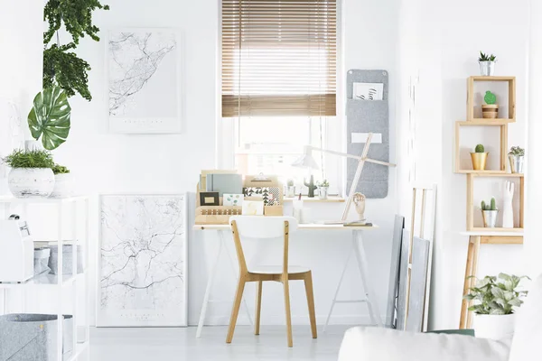 Interior Brilhante Escritório Casa Com Mesa Cadeira Madeira Prateleira Plantas — Fotografia de Stock