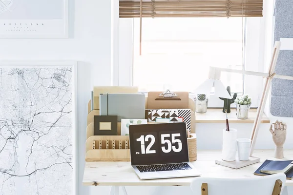 Witte Zwarte Kaart Houten Bureau Organizer Laptop Met Een Klok — Stockfoto