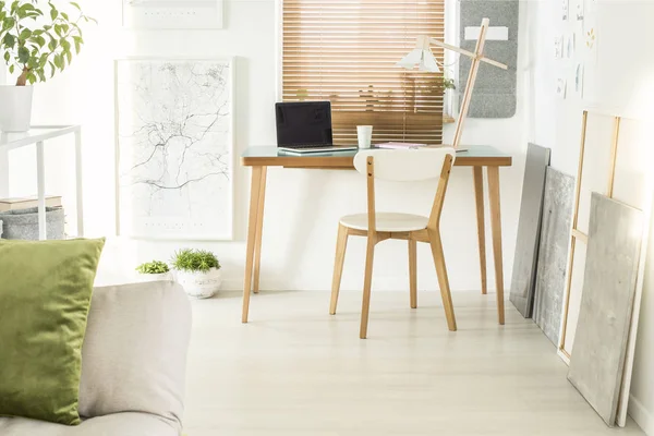 Holztisch Mit Laptop Poster Gemälden Und Stuhl Einem Einfachen Home — Stockfoto