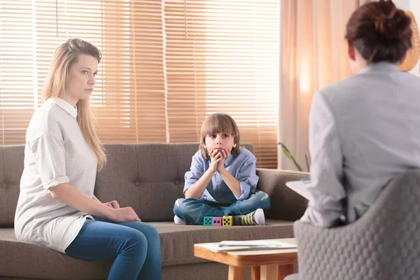 Chłopca Autyzmem Matka Martwi Się Podczas Konsultacji Terapeutą — Zdjęcie stockowe