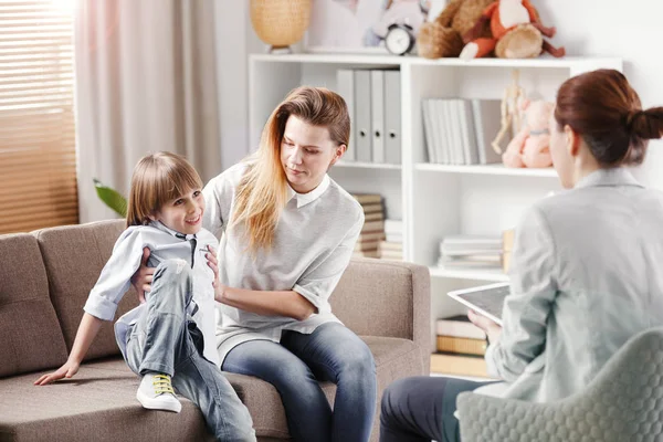 Fiú Adhd Aggódó Édesanyja Egy Értekezleten Terapeuta — Stock Fotó