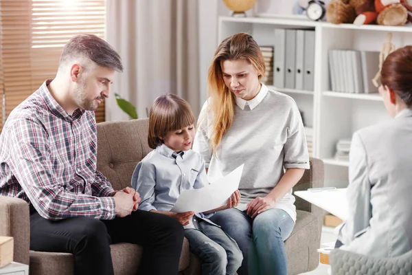 Autistische Jongen Met Een Beschrijving Van Een Beeld Zittend Met — Stockfoto